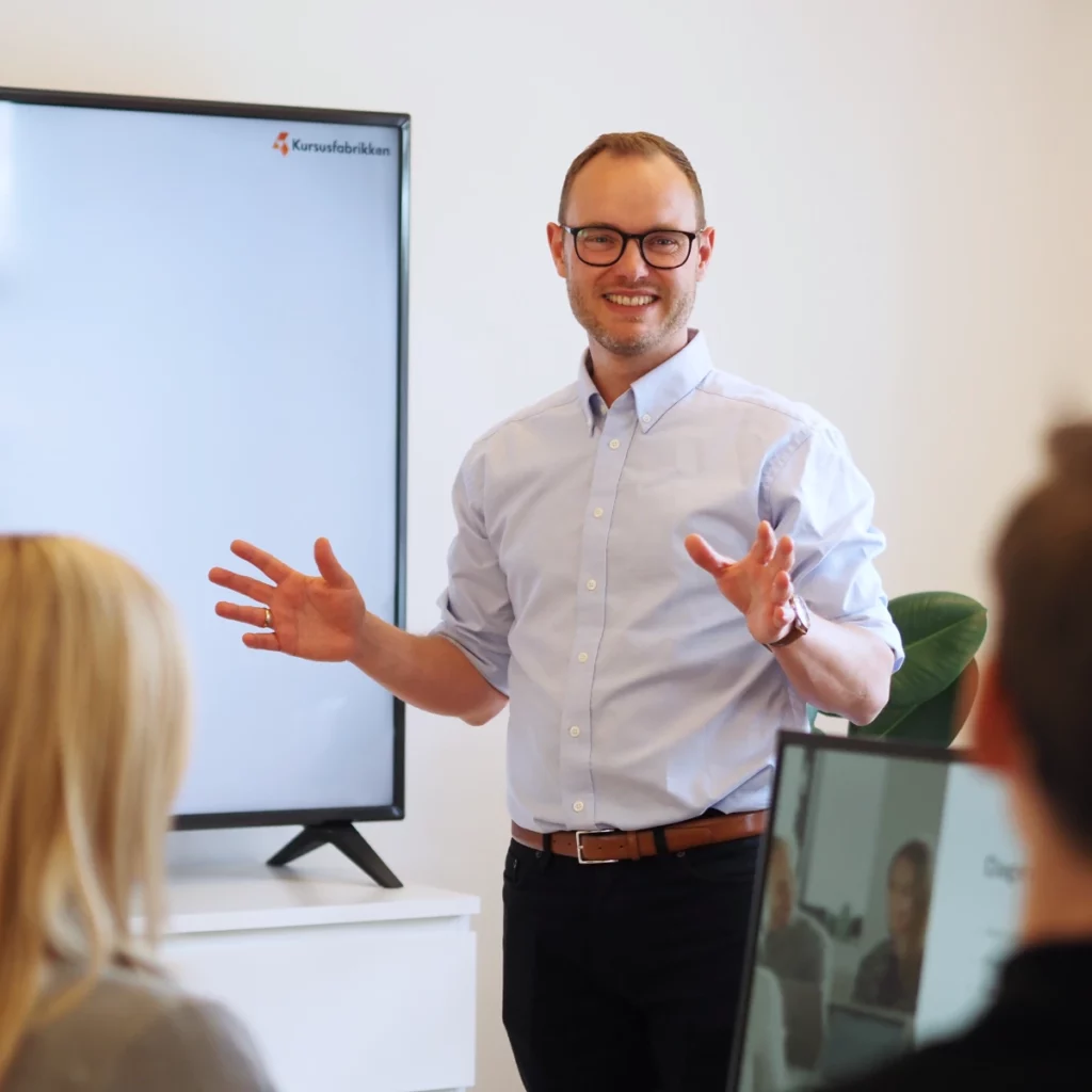 Anders står og underviser. Kursusfabrikkens forside.