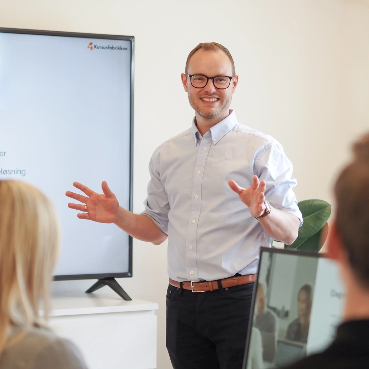 Anders står og underviser. Kursusfabrikkens forside.