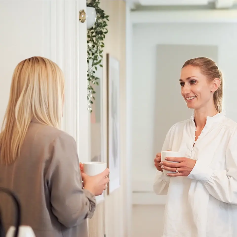 Anne og Mette sørger for at det praktiske er på plads