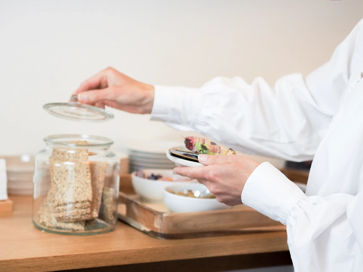 Anne spiser løs af buffeten