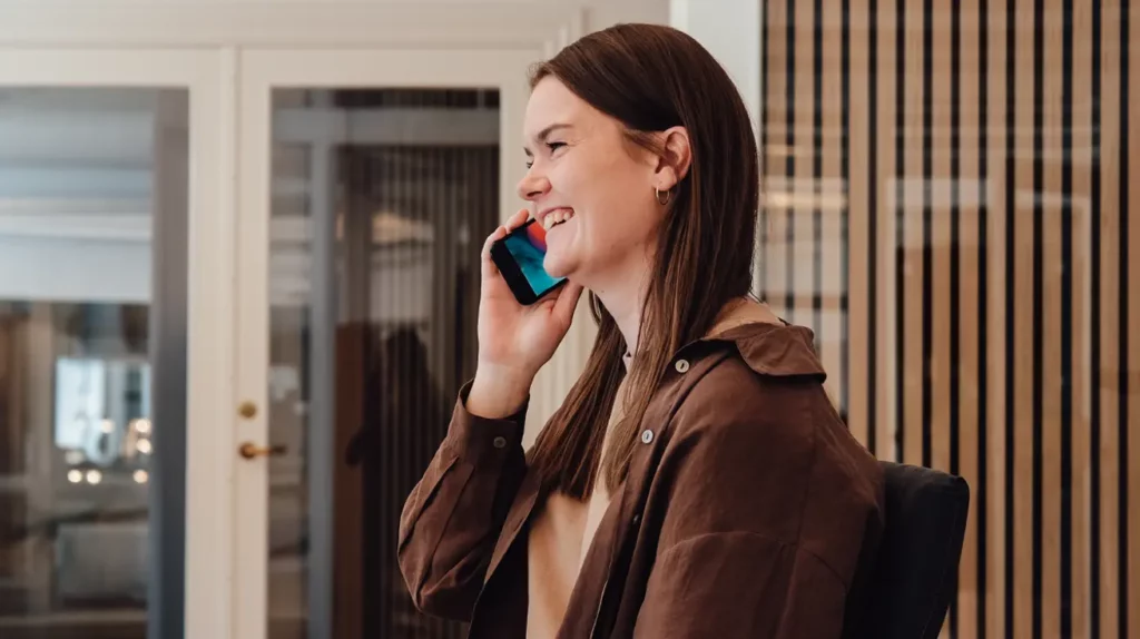 Camille Bossen tager telefonen og hjælper
