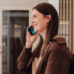 Camille Bossen tager telefonen og hjælper